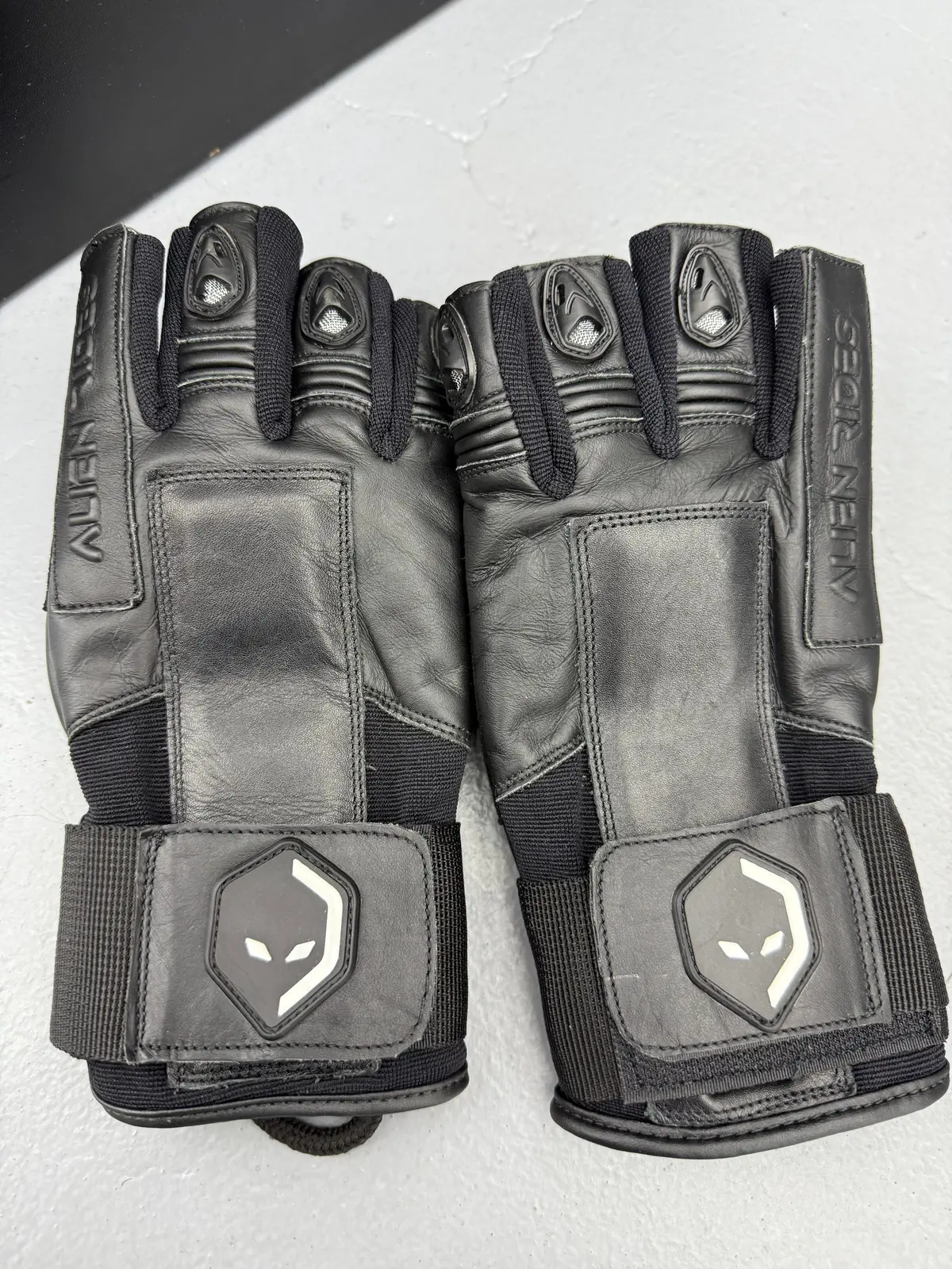 Alien Half Finger Gloves With Wrist Protector 1