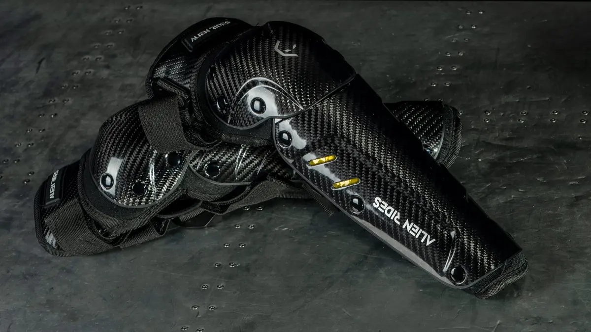 Alien Rides Carbon Fiber Protective Elbow And Knee Pads 1