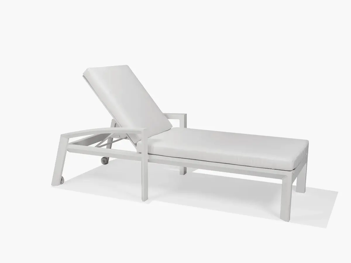 Structure Chaise Lounge With Wheels M28009 1